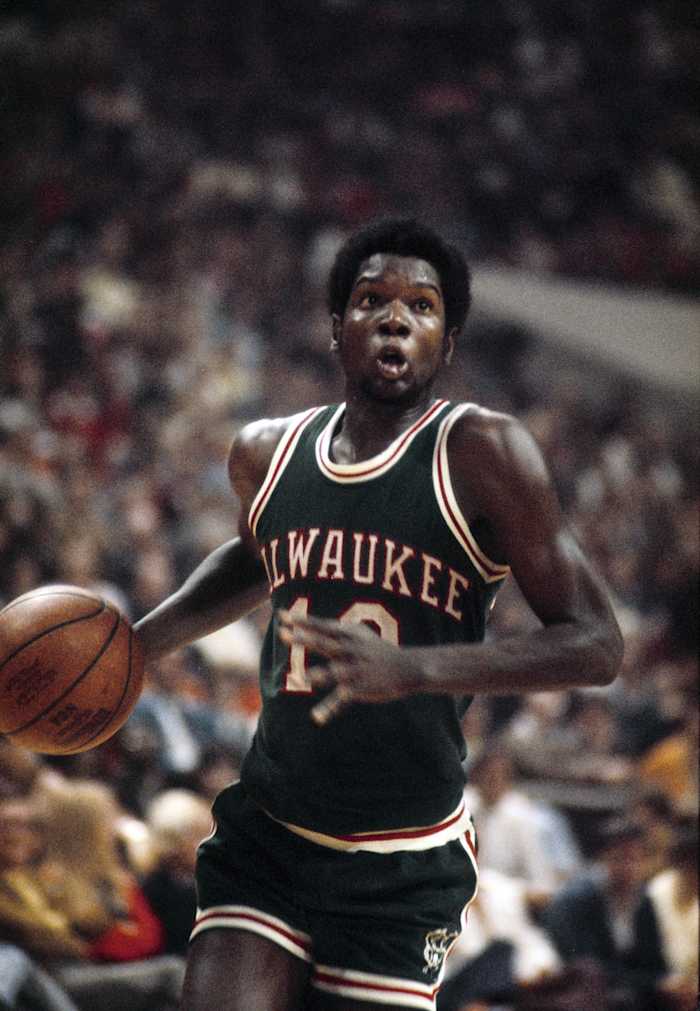 Milwaukee Bucks forward Bob Dandridge (10)